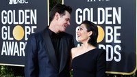 Selain tampil kompak dengan busana hitam, Jim dan Ginger juga sangat mesra. Frazer Harrison/Getty Images