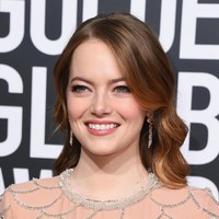 Louis Vuitton juga mengatakan kepada People, gaun Emma Stone dibuat oleh 30 penyulam dan butuh 800 jam lebih untuk menyelesaikannya. Foto: Getty Images