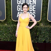 Rachel Brosnahan terlihat memukau dengan gaun kuning yang cerah. (Foto: Getty Images)