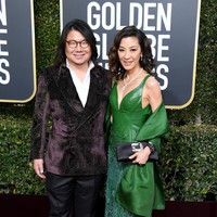 Michelle Yeoh yang berperan sebagai Eleanor Young di Crazy Rich Asians tampil dengan gaun hijau yang bagian bodice-nya terbuat dari kulit. (Foto: Getty Images)