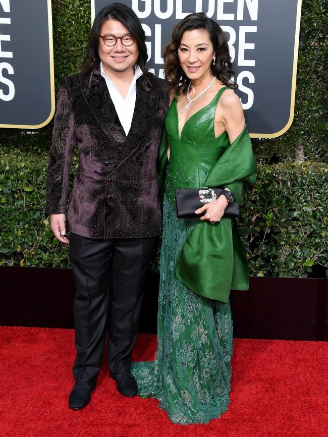 Michelle Yeoh yang berperan sebagai Eleanor Young di Crazy Rich Asians tampil dengan gaun hijau yang bagian bodice-nya terbuat dari kulit. (Foto: Getty Images)