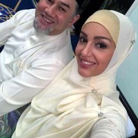 Kabar perceraian Sultan Muhammad V dan Oksana Veovodina kali ini ditulis oleh media Malaysia, Astro Awani. Media tersebut mengatakan pasangan yang menikah pada Juni 2018 itu sudah bercerai. Dalam sebuah dokumen perceraian yang belum dikonfirmasi tertulis gugatan cerai diajukan Sultan Muhammad V pada 22 Juni di Singapura. Dan gugatan tersebut dikabulkan pada 1 Juli 2019 oleh pengadilan syariah. Foto: YouTube