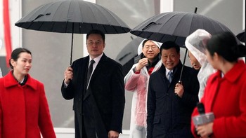 Seusai pidato, Elon pun melakukan peninjauan pada lokasi pabrik di tengah hujan. Foto: Reuters