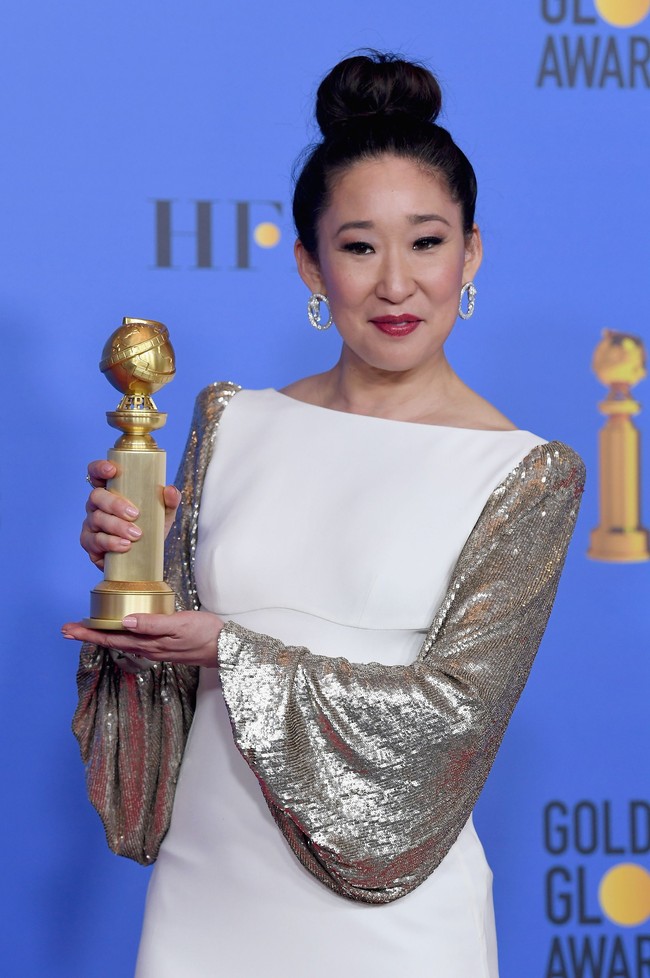 Selain memandu acara, Golden Globes 2019 yang berlangsung Minggu, (6/1/2019) tersebut juga jadi hari bersejarah bagi Sandra Oh karena ia menang sebagai aktris terbaik. Sandra pun menjadi wanita Asia pertama yang menang dalam kategori pemeran utama wanita dalam serial televisi dalam 40 tahun belakangan. Foto: Getty Images