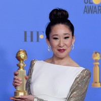 Selain memandu acara, Golden Globes 2019 yang berlangsung Minggu, (6/1/2019) tersebut juga jadi hari bersejarah bagi Sandra Oh karena ia menang sebagai aktris terbaik. Sandra pun menjadi wanita Asia pertama yang menang dalam kategori pemeran utama wanita dalam serial televisi dalam 40 tahun belakangan. Foto: Getty Images