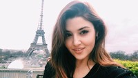 Selfie dengan latar Menara Eiffel di Paris. (handemiyy/Instagram)