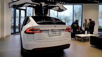 Penampakan dealer resmi mobil Tesla di Shanghai. Foto: Reuters