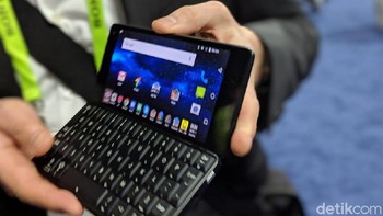 Ketika dibuka ada layar sentuh dan keyboard qwerty fisik. Foto: Adi Fida Rahman/detikINET