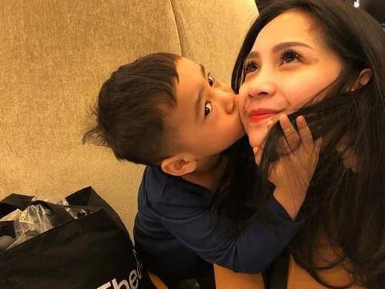 Demam Tinggi, Rafathar sampai Muntah di Tempat Tidur