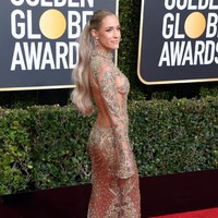 Bintang reality show Kristin Cavallari muncul dengan gaun emas menerawang yang mempertegas aura seksinya. (Foto: Getty Images)