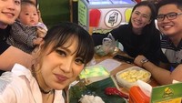 Bersama sang istri, sang putri dan teman-temannya. Lee terlihat asyik menyantap pancake durian yang manis legit. Foto: Instagram @leejeonghoon
