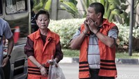 Keduanya diborgol dan memakai rompi tahanan.