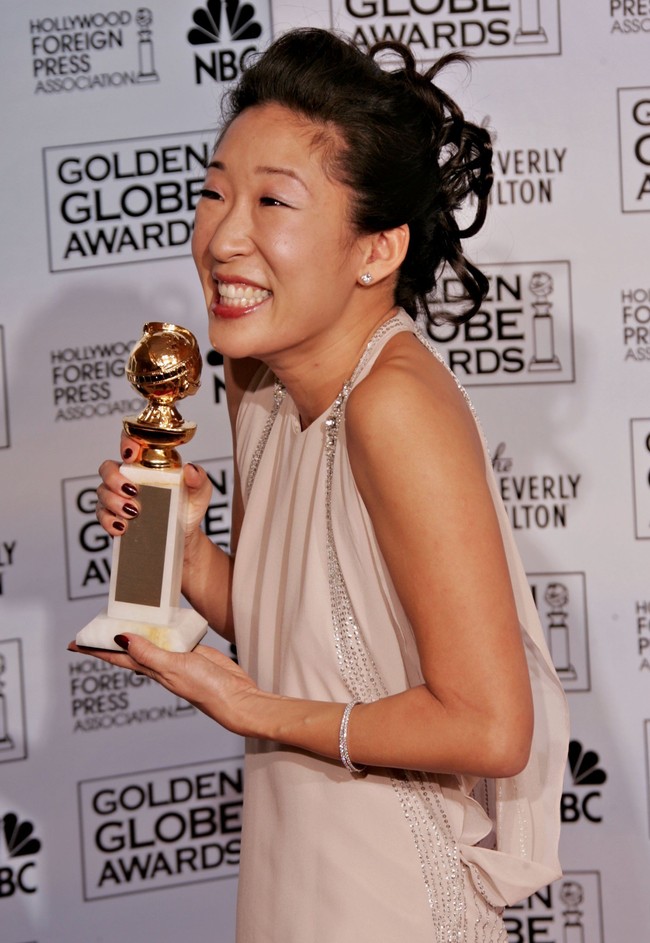 Sebelum memenangkan kategori Best Performance by an Actress, sebelumnya Sandra Oh pernah membawa pulang piala Best Supporting Actress dalam Golden Globes 2006 untuk performanya di serial Greys Anatomy. Foto: Getty Images