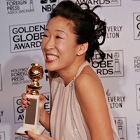Sebelum memenangkan kategori Best Performance by an Actress, sebelumnya Sandra Oh pernah membawa pulang piala Best Supporting Actress dalam Golden Globes 2006 untuk performanya di serial Greys Anatomy. Foto: Getty Images