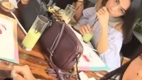 Begini nih gaya hang out Azaria bareng teman-temannya. Eits, ada Azel juga lho di sana. Tapi dia yang ngerekam. Hihi Foto: Instagram azaliabianda.love