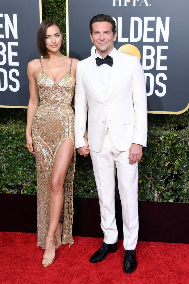 Hadir bersama kekasihnya, aktor Bradley Cooper, Irina Syahk memancarkan aura seksinya dengan gaun berbelahan tinggi Atelier Versace. Foto: Getty Images