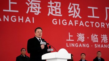 Elon Musk berbicara bersama para pejabat pemerintah setempat. Ia mengestimasi biaya pembuatan Gigafactory akan mencapai USD 2 miliar atau di kisaran Rp 28 triliun. Foto: Reuters