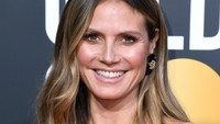 Heidi tampak seksi dengan dress semi transparan tersebut. Jon Kopaloff/Getty Images