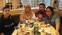 Rayakan ulang tahun keluarganya, Jane Shalimar menikmati makanan di resto sushi. Nampak ada Zarno, anak Jane yang kini beranjak remaja. Foto: Instagram janeshalimar_1