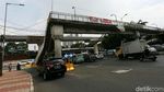 Aduh! Tangga JPO Dewi Sartika Ada di Tengah Jalan