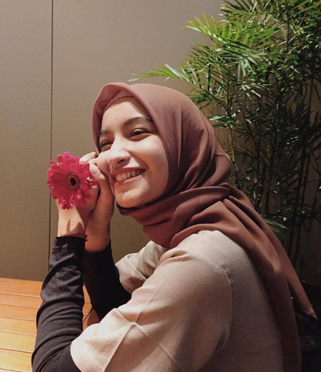 Sebagai atlet anggar, ia juga kerap memilih busana yang sporty. Ia tampak chic mengenakan topi baseball sebagai aksesori hijabnya. Foto: Instagram/Cut.Intannabilla