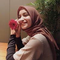 Sebagai atlet anggar, ia juga kerap memilih busana yang sporty. Ia tampak chic mengenakan topi baseball sebagai aksesori hijabnya. Foto: Instagram/Cut.Intannabilla