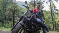 Yadie Lubis berpose dengan motor Honda CMX500 Rebel miliknya yang sudah mendapatkan sentuhan ringan modifikasi.