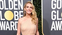 Julia Roberts tampil menawan di Golden Globe 2019 di California, AS pada Minggu (6/1) waktu setempat.  Frazer Harrison/Getty Images