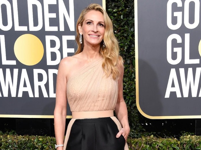 BEVERLY HILLS, CA - JANUARY 06:  Julia Roberts attends the 76th Annual Golden Globe Awards at The Beverly Hilton Hotel on January 6, 2019 in Beverly Hills, California.  (Photo by Frazer Harrison/Getty Images)