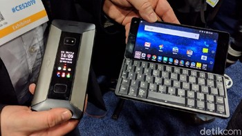 Desain ponsel ini mirip betul dengan Nokia Communicator. Foto: Adi Fida Rahman/detikINET