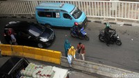 Warga yang melompat saling bahu membahu.