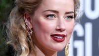 Amber tampak menyepol rambutnya dan membuat terlihat agak berantakan. Frazer Harrison/Getty Images