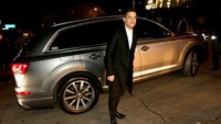 Setahun kemudian dia terlihat menumpangi mobil SUV saat menghadiri perayaan Golden Globes pada Januari 2016 di Los Angeles, California. Rachel Murray/Getty Images for Audi.