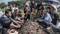 Keluarga nampak mendoakan Nurhayati usai dikebumikan di TPU Semper, Jakarta Utara.