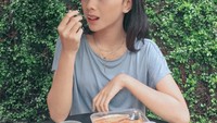 Wah, lagi makan apa nih? Ternyata cream cheese yang dingin dan lumer dimulut. Foto: Instagram azariaavissa