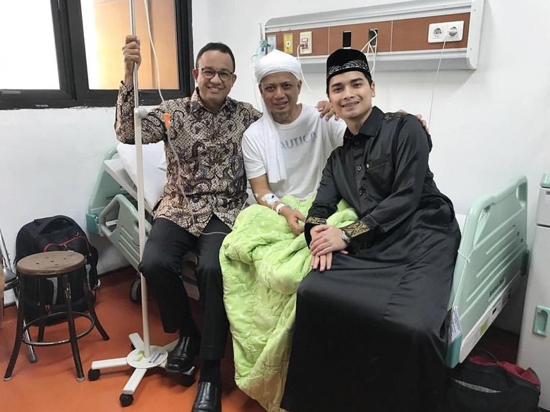 Dijenguk Anies Baswedan, Anak Ustad Arifin Ilham Minta Doa Kesembuhan Ayahnya Dijenguk Anies Baswedan, Anak Ustad Arifin Ilham Minta Doa Kesembuhan Ayahnya