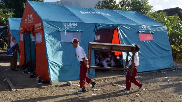 Anak-anak Korban Tsunami Sekolah di Tenda Darurat