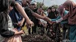Duka Keluarga Iringi Pemakaman Korban Pembunuhan di Green Pramuka