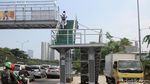 Parah! JPO Kebon Jeruk Juga Bermuara di Tengah Jalan