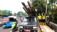 Menurut keterangan petugas, penertiban kabel dan tiang-tiang di kawasan Jakarta Barat ini sudah dimulai sejak 2016 lalu.