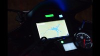  Tak ketinggalan fitur keamanan pada sepeda motor agar tidak digondol maling. Yamaha R15 ini sudah menganut sistem teknologi finger print atau sidik jari, namun tidak menghilangkan dua opsi saat menyalakan sepeda motor yangni kunci kontak, dan melalui smartphone. Canggih tidak?Foto: Dok. Kunal Custom Design 