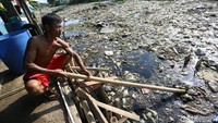 Sampah yang menumpuk menimbulkan bau tidak sedap di sekitar sungai. Agung Pambudhy/detikcom.