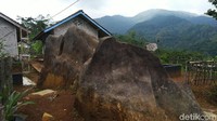 Konon, kalau ada orang yang berani menaiki batu ini, bisa pusing bahkan kesurupan (Dadang/detikTravel)