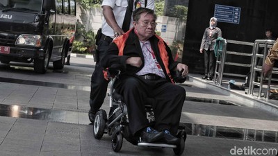 Pakai Kursi Roda, Tahanan KPK Ini Tidak Diborgol