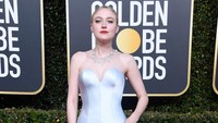 Dakota Fanning tampil anggun dengan gaun putih. Frazer Harrison/Getty Images