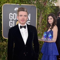 Model cantik itu jadi viral setelah ia membawa minuman air mineral Fiji dan jadi photobomb di banyak foto selebriti. Penampilan kocaknya itu pun menuai sensasi hingga ia disebut sebagai Fiji Water Girl.  Foto: Dok. Twitter