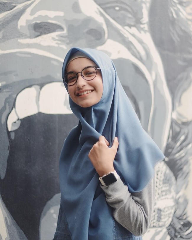 Memakai hijab segi empat bernuansa biru dipadukan dengan kaca mata, Cut Intan Nabila terlihat sangat manis. Tampaknya ia tidak suka gaya yang neko-neko. Foto: Instagram/Cut.Intannabilla