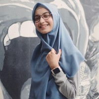 Memakai hijab segi empat bernuansa biru dipadukan dengan kaca mata, Cut Intan Nabila terlihat sangat manis. Tampaknya ia tidak suka gaya yang neko-neko. Foto: Instagram/Cut.Intannabilla