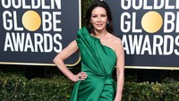 Catherine Zeta-Jones jadi yang paling muda diantara yang lainnya. Jon Kopaloff/Getty Images