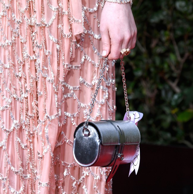 Tas perak kecil berbentuk silinder, juga anting berlian melengkapi penampilannya. Foto: Getty Images